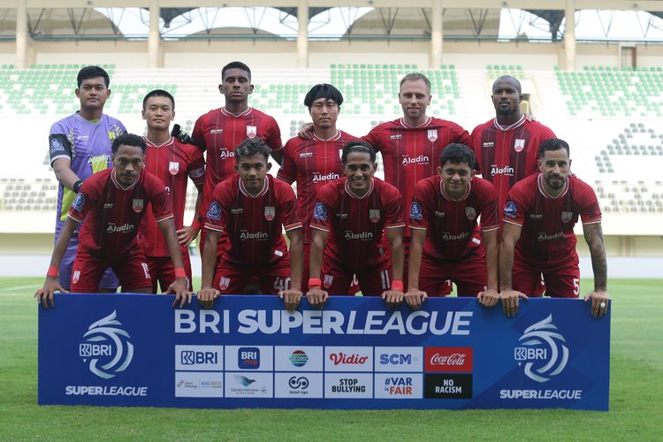 Starter Persis Solo berpose jelang beraksi dalam laga pekan ketiga Super League 2025-2026. Duel PSBS Biak vs Persis Solo digelar di Stadion Maguwoharjo, Sleman, DI Yogyakarta, Sabtu (23/8/2025).