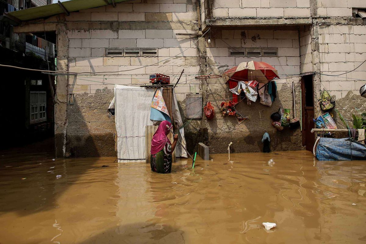 Sungai Ciliwung di sekitar Jalan Raya Kalibata meluap dan menyebabkan banjir yang merendam rumah warga di Kalibata, Jakarta Selatan, Jumat (26/4/2019). Badan Penanggulangan Bencana Daerah DKI Jakarta mencatat ada 17 titik di DKI Jakarta terendam banjir pada Jumat (26/4/2019) pagi akibat luapan Sungai Ciliwung.