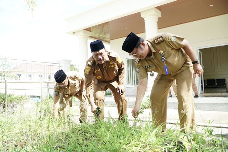 Sidak OPD, Wagub Bengkulu Cabuti Rumput Liar di Kantor Perkim