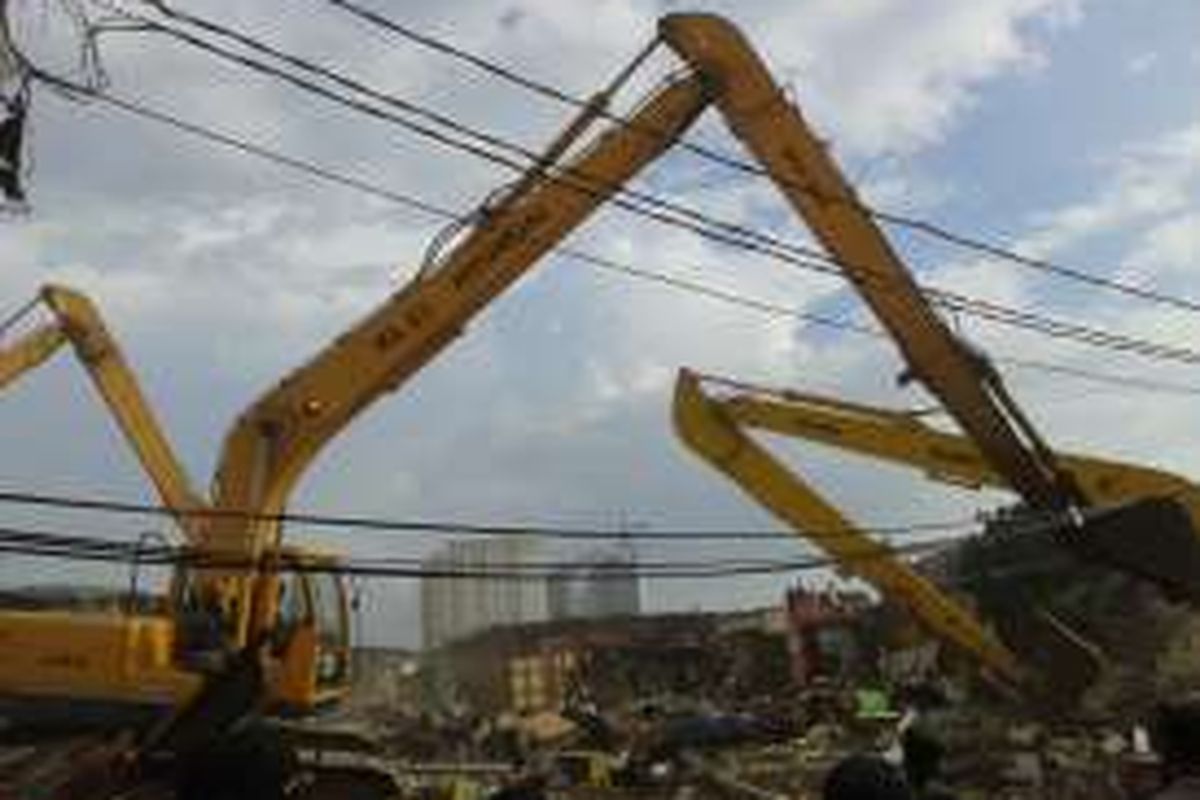 Senin (11/4/2016) 6 unit alat berat mulai dikerahkan untuk meratakan bangunan di zona 1 yakni Pasar Ikan