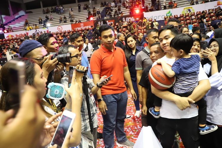 Jan Ethes Srinarendra dan Gibran Rakabuming Raka saat hadir di GOR Sritex untuk menyaksikan Final Piala Presiden Basket 2019 antara Satria Muda vs Amartha Hangtuah, Minggu 24 November 2019.