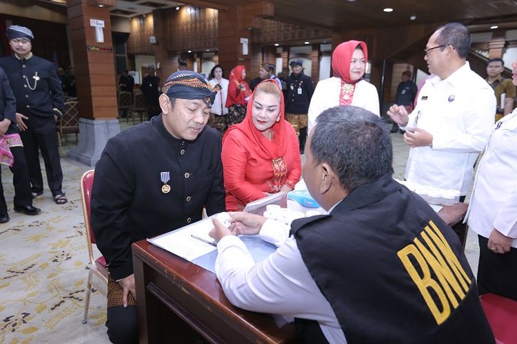 Wali kota Semarang Hendrar Prihadi, saat pendataan tes urine yang diadakan BNN Jateng untuk mencegah narkoba.