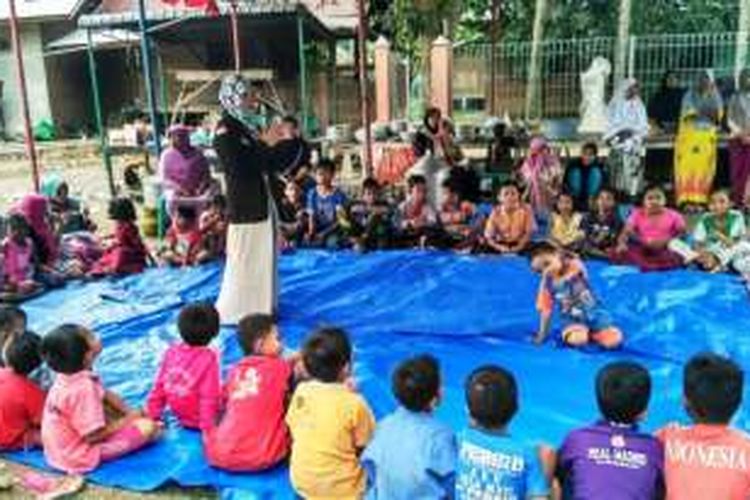 Tim psikoligi Universitas Malikussaleh (Unimal) Aceh mengajak bermain anak-anak sebagai upaya pemulihan trauma di lokasi gempa Desa Mancang, Kecamatan Meurah Dua, Pidie Jaya, Minggu (12/12/2016)