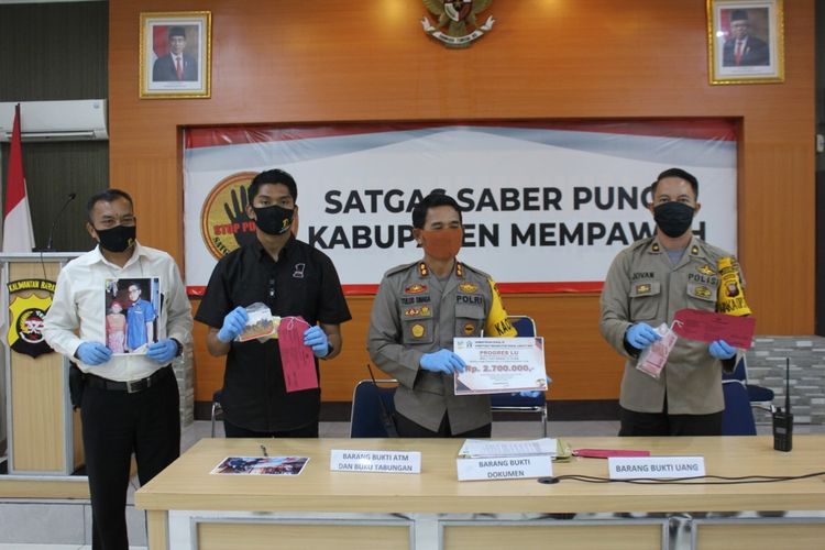 Kapolres Mempawah AKBP Tulus Sinaga bersama jajaran menggelar konferensi pers terkait pengungkapan kasus dugaan tindak pidana korupsi penyalurab bantuan sosial Covid-19 untuk warga lanjut usia, Selasa (19/5/2020).