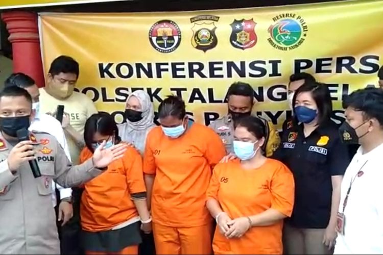 Kapolsek Banyuasin Kompol Sigit Agung Susilo saat menghadirkan tiga orang pelaku yang membuka praktik pengobatan alternatif untuk hamil palsu.