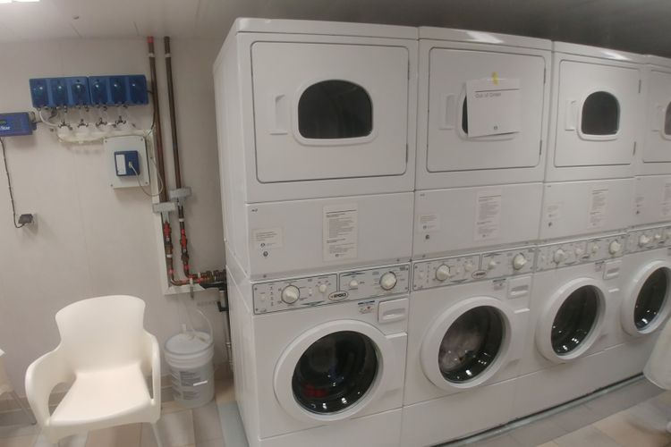 Self service laundry di kapal pesiar Crystal Serenity