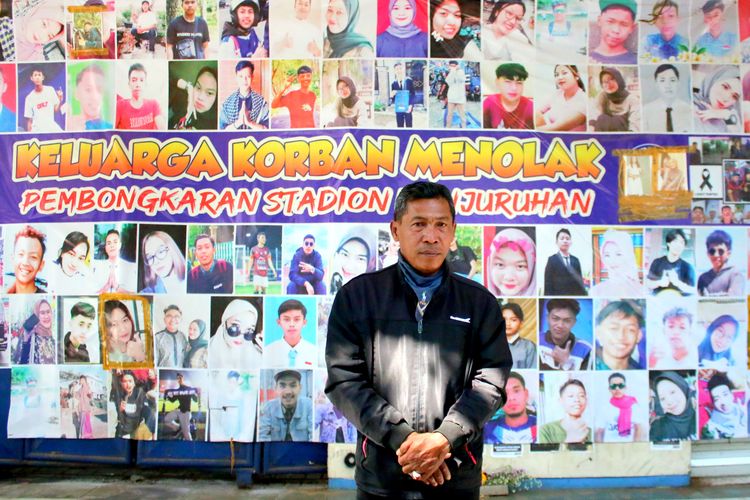 Bambang salah satu orang tua korban meninggal saat kirim doa memperingati satu tahun Tragedi Kanjuruhan di gate 13 Stadion Kanjuruhan Kabupaten Malang, Minggu (1/10/2023) siang.