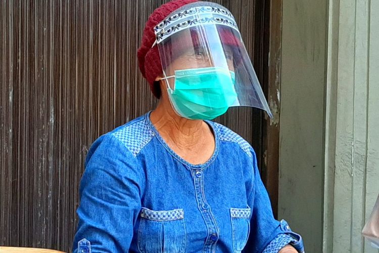 Sudarmi, penjual gudeg di jalan Urip Sumoharjo saat mengenakan face shield dan masker ketika berjualan.