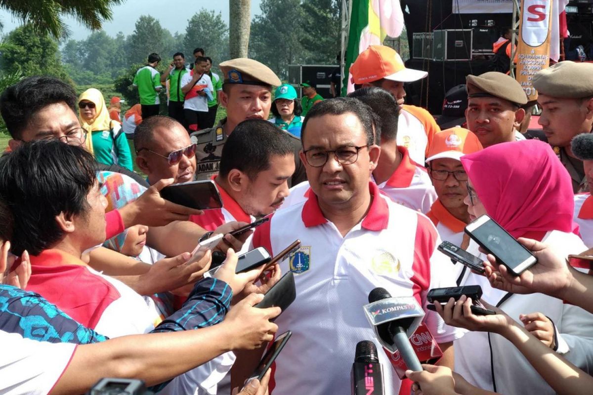 Gubernur DKI Jakarta Anies Baswedan dalam acara tea walk Korpri DKI Jakarta di Wisata Agro Gunung Mas, Cisarua, Bogor, Sabtu (21/10/2017).