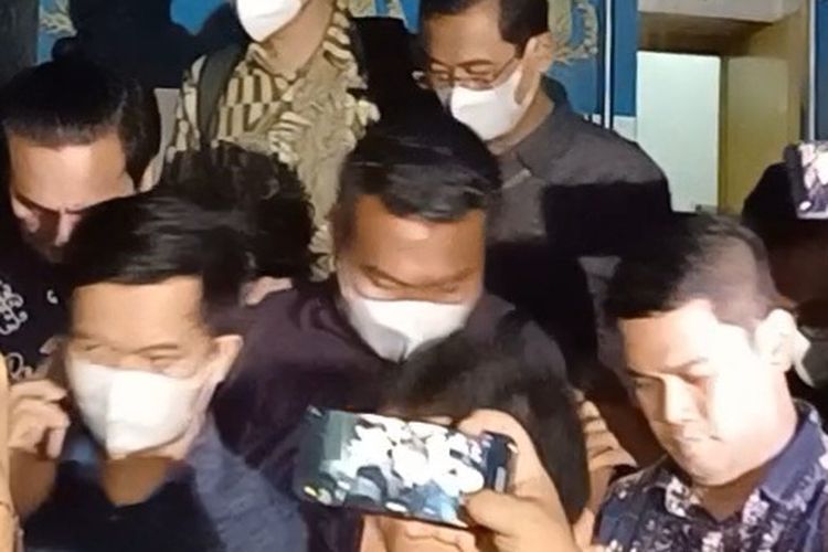 Ajudan atau aide-de-camp (ADC) Ketua Komisi Pemberantasan Korupsi (KPK) Firli Bahuri, Kevin Egananta (tengah), saat keluar dari Gedung Promoter Polda Metro Jaya usai diperiksa terkait dugaan pemerasan Syahrul Yasin Limpo, Jumat (13/10/2023).