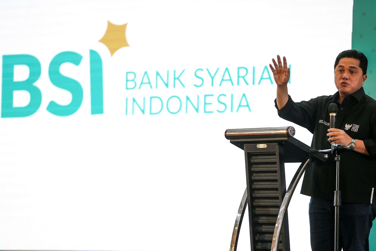 Menteri BUMN Erick Thohir menyampaikan kata sambutan pada peluncuran program Talenta Wirausaha BSI di gedung Smesco, Jakarta, Rabu (19/1/2022). BSI menggelar program tersebut sebagai bentuk keseriusan untuk melahirkan wirausaha muda dan membangkitkan ekonomi umat melalui penguatan sektor bisnis ekonomi rakyat.