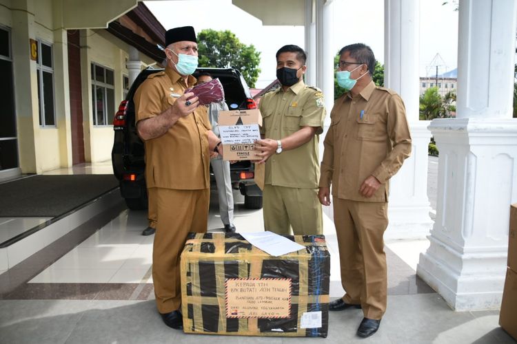 Perwakilan Alumni Yogyakarta Ari Gayo, Winarno saat menyerahkan 1400 buah masker kepada Bupati Aceh Tengah, Shabela Abubakar, Senin (27/4/2020).