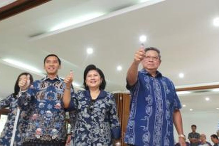Presiden Susilo Bambang Yudhoyono dan keluarga usai mencoblos di TPS 006 Gunung Putri, Bogor, Rabu (9/4/2014)..