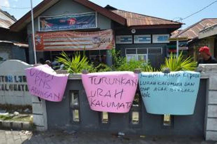 Warga Kota Ternate Selatan, Maluku Utara mendatangi Kantor Kelurahan Kalumata karena menganggap petugas KPPS tidak akan netral dalam pilkada 9 Desember