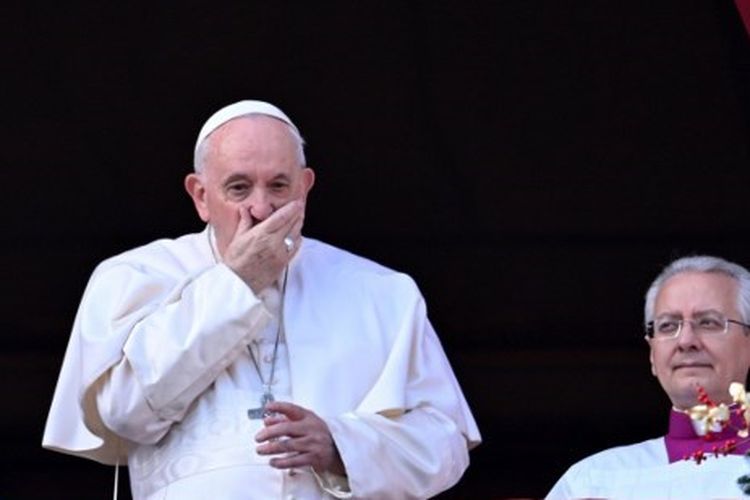 Reaksi Paus Fransiskus saat menyampaikan berkat Natal Urbi et Orbi di Lapangan Santo Petrus di Vatikan pada 25 Desember 2022. 