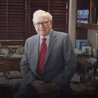 Warren Buffett merupakan salah satu orang terkaya di dunia yang menerapkan kebiasaan membaca.