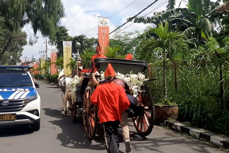 Kereta kuda yang akan dinaiki Erina Gudomo saat menuju lokasi akad nikah di Pendopo Agung Royal Ambarrukmo, Sabtu (10/12/2022).
