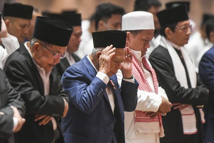 Wakil Presiden Ma'ruf Amin (kedua kiri) bersama Wakil Presiden ke-10 dan ke-12 Jusuf Kalla (kiri) dan Imam Besar Masjid Istiqlal Nasaruddin Umar (kanan) melaksanakan Shalat Idul Fitri di Masjid Istiqlal, Jakarta, Sabtu (22/4/2023). Pemerintah menetapkan Hari Raya Idul Fitri 1 Syawal 1444 H pada Sabtu (22/4).