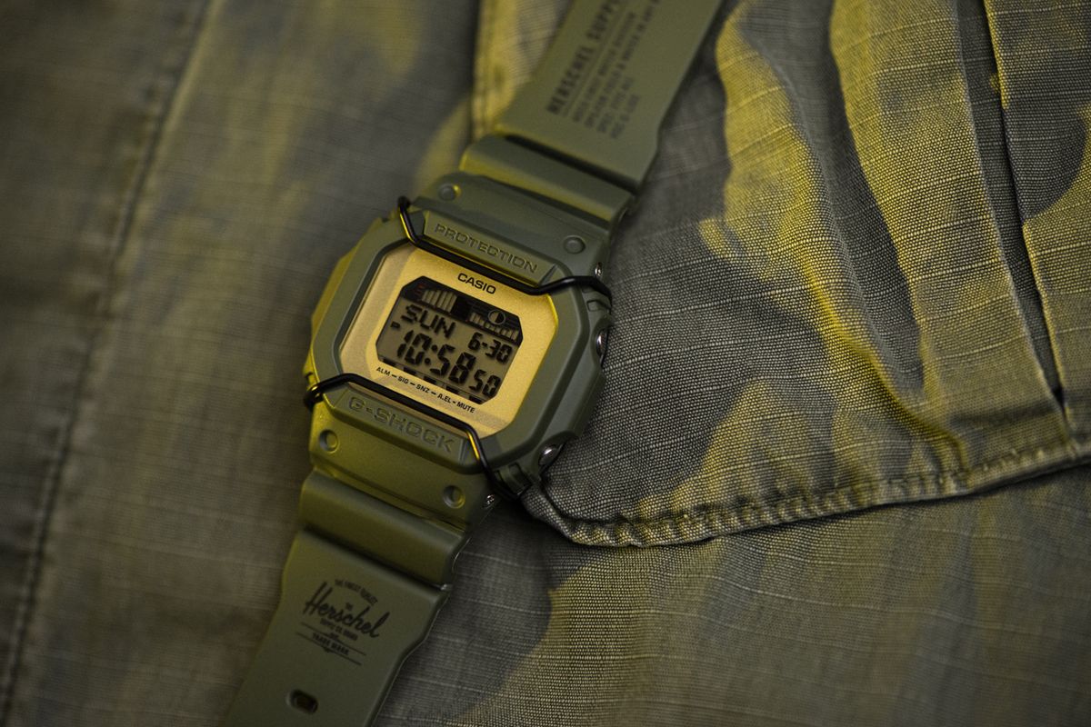 Herschel memberi sentuhan unik terhadap varian Casio G-Shock GLX5600-1, yang selama ini menjadi favorit di antara para peselancar, atlet, dan penggemar streetwear.