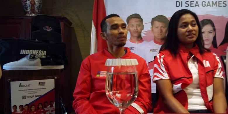 Pelatih timnas balap sepeda Indonesia untuk SEA Games 2019 Dadang Haries Poernomo (kiri dari arah pembaca) dan atlet balap sepeda nomor downhill Tiara Andini Prastika (kanan) saat pelepasan timnas balap sepeda menuju Filipina, Selasa (26/11/2019). 