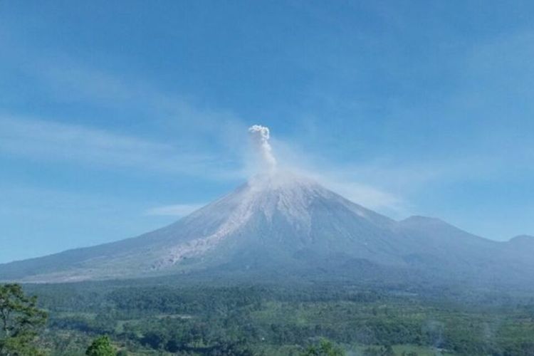 Gunung Semeru Erupsi 4 Kali, Letusan Tertinggi Capai 1 Kilometer