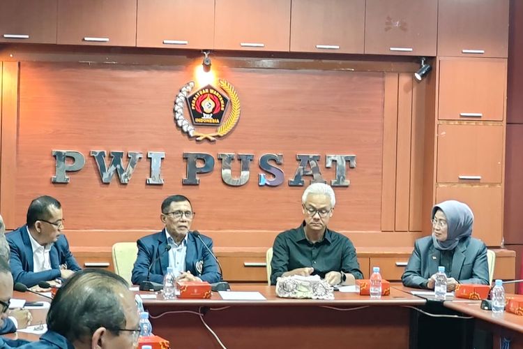 Calon presiden nomor urut tiga, Ganjar Pranowo (baju hitam) di tengah pengurus Persatuan Wartawan Indonesia (PWI) Pusat, di Gedung Dewan Pers, Jakarta Pusat, Kamis (30/11/2023) pagi 