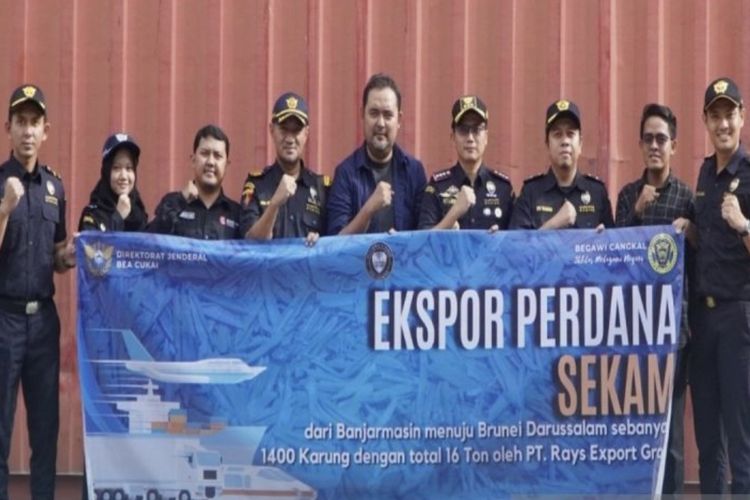 Kepala Kantor Bea Cukai Banjarmasin R Teddy Laksmana melepas ekspor perdana produk sekam dari PT Rays Export Group.