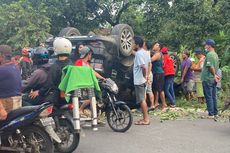 Detik-detik Fortuner Hitam Terbalik di Sidoarjo Setelah Tabrak Pohon, Diduga Sopir Mengantuk