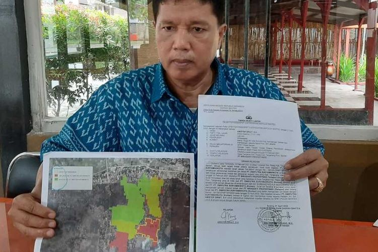 Kuasa hukum PT Dwiputra Suryamahkota, Amister Sirait saat memperlihatkan laporan dugaan pemalsuan dokumen ijin berupa tandatangan dan gambar lahan kepada wartawan di Kota Serang. Kamis (17/11/2022)