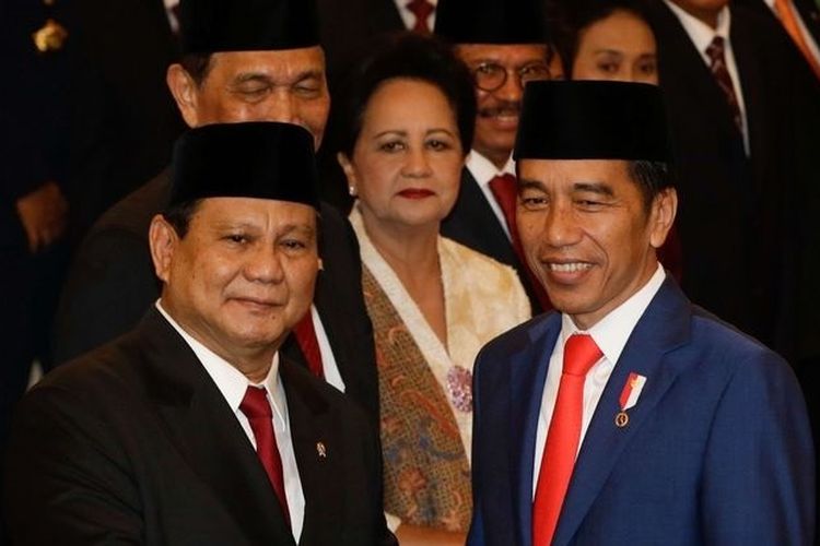 Menteri Pertahanan, Prabowo Subianto mendapat ucapan selamat dari Presiden RI, Joko Widodo saat pelantikan menteri-menteri Kabinet Indonesia Maju di Istana Negara, Jakarta, Rabu (23/10/2019). 