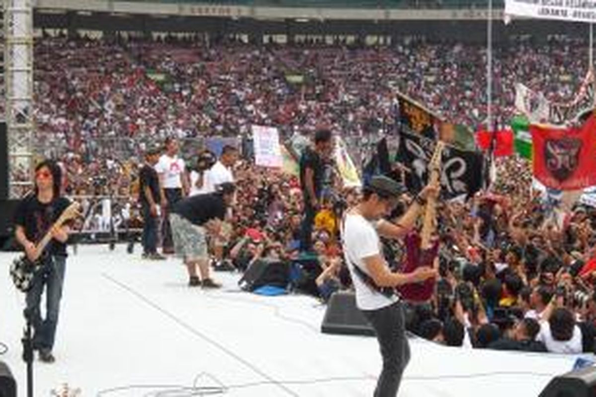 Grup band Slank saat tampil di acara konser Salam 2 Jari, di Stadion Gelora Bung Karno, Sabtu (5/7/2014)