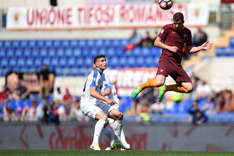 Striker AS Roma, Edin Dzeko, menyundul bola dengan dibayang-bayangi pemain Atalanta saat kedua tim bertemu pada pertandingan Serie A di Stadion Olimpico, Sabtu (15/4/2017). 