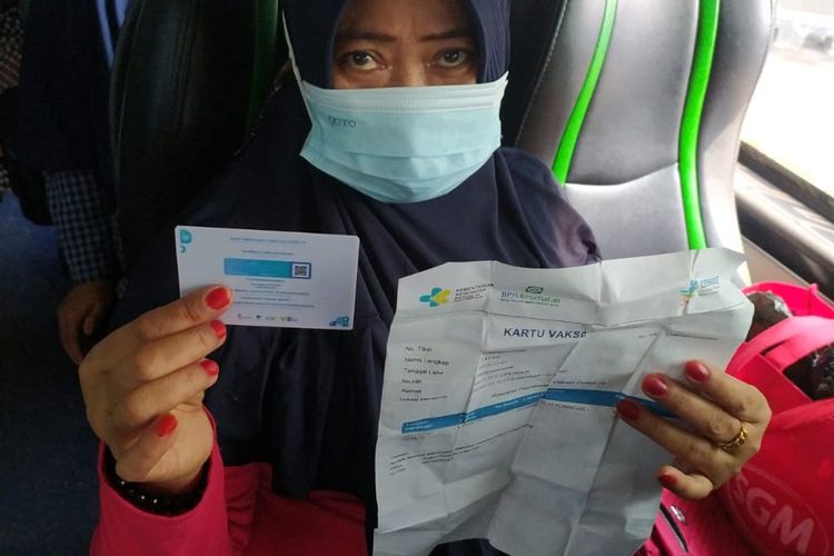 Penumpang bus yang berangkat dari Terminal Bus Kalideres menunjukkan sertifikat Covid-19 sebagai syarat perjalanan.