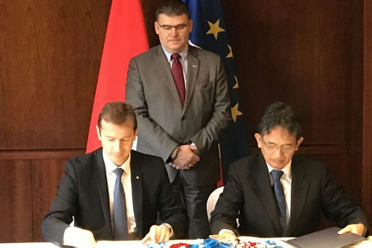 Perjanjian kerja sama ditandatangani oleh CEO Airbus Helicopters Guillaume Faury serta CEO dan Direktur Utama PTDI Budi Santoso serta disaksikan oleh Menteri Negara untuk Industri Perancis Christophe Sirugue.