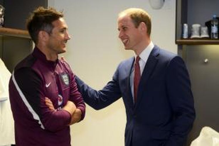 Gelandang tim nasional Inggris, Frank Lampard (kiri), berbicara dengan Pangeran William, usai melakoni laga persahabatan melawan Peru, di Wembley, Jumat (30/5/2014).