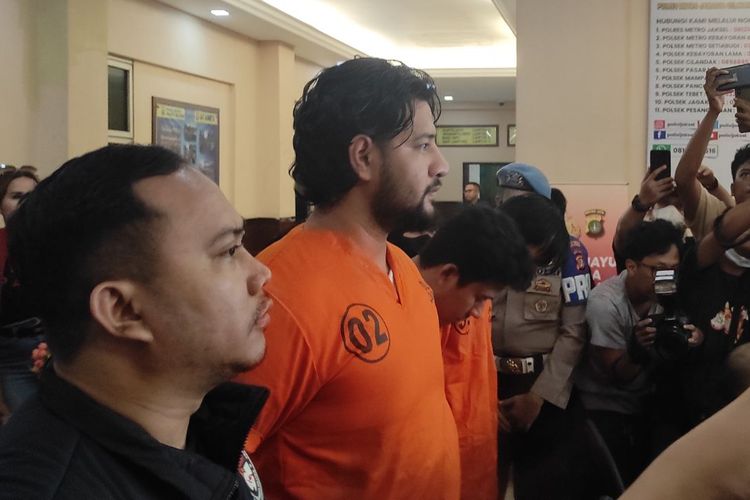 Ammar Zoni ditetapkan sebagai tersangka penyalahgunaan narkotika di Polres Metro Jakarta Selatan, Jumat (10/3/2023) 