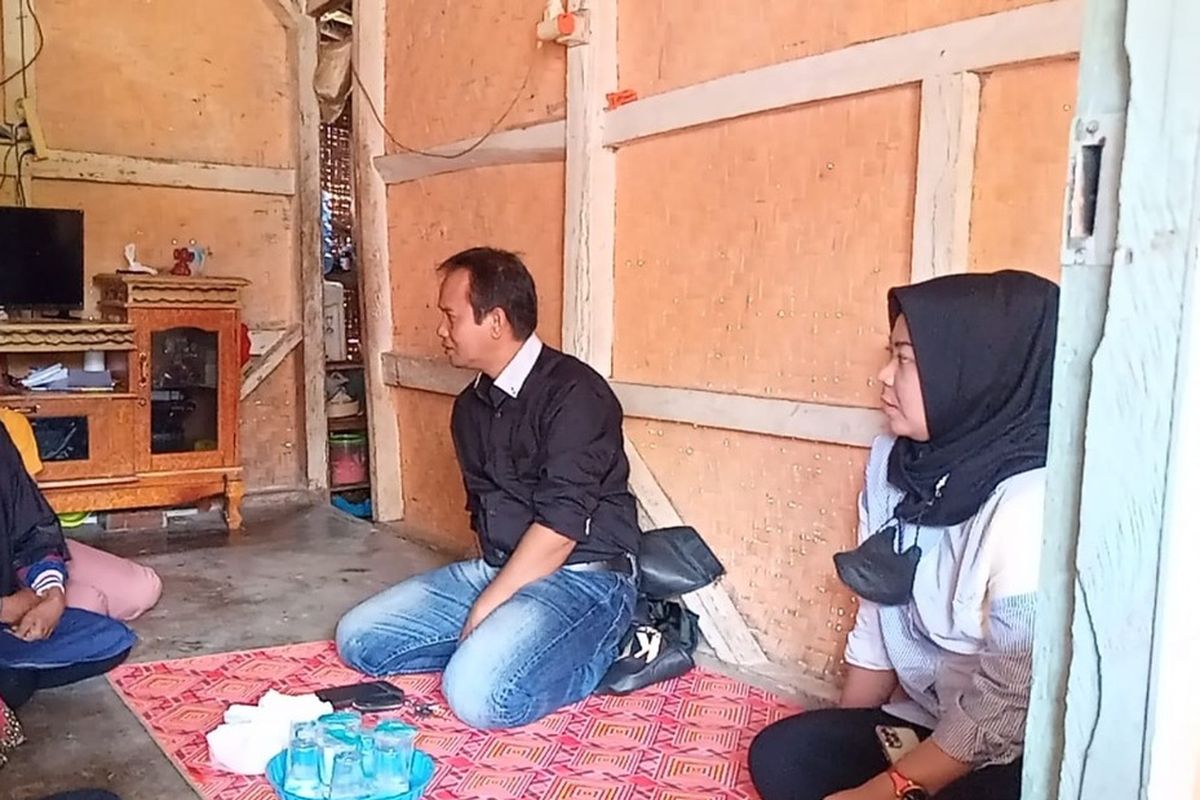 KPAID dan Unit PPA Polres Tasikmalaya mendatangi rumah keluarga bocah SD yang meninggal usai mendapat perundungan di Singaparna, Kabupaten Tasikmalaya, Jumat (22/7/2022).