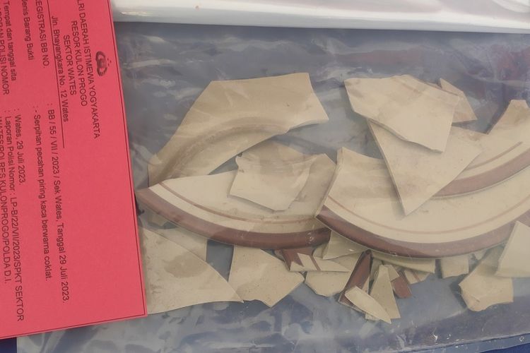 Kasi Humas Polres Kulonprogo, Iptu Triatmi Noviartuti menunjukkan barang bukti pecahan piring yang dipakai untuk aniaya korban.
