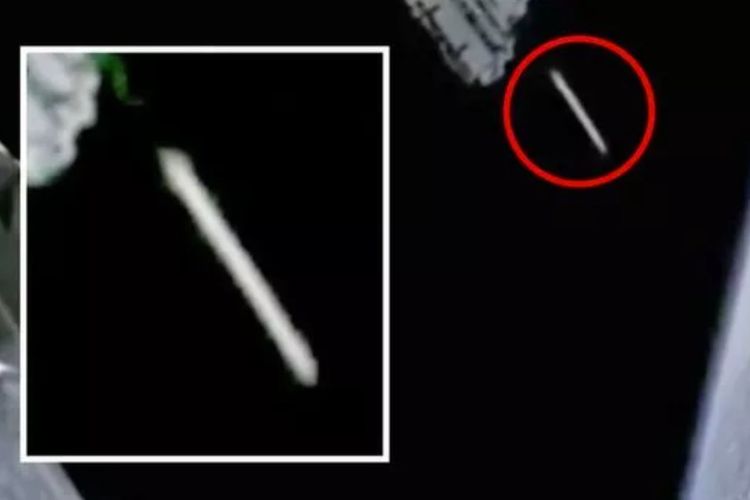 Sebuah benda aneh melayang di dekat International Space Station (ISS) yang sedang mengorbit di Bumi. Benda aneh itu diduga adalah UFO.