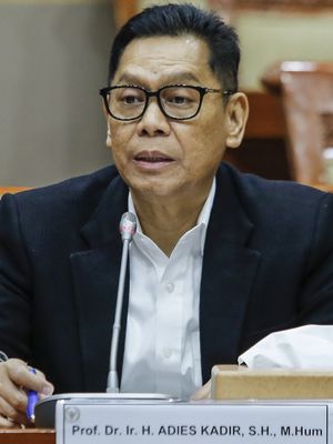 Wakil Ketua DPR Adies Kadir mengikuti uji kelayakan dan kepatutan calon hakim Mahkamah Konstitusi di Kompleks Parlemen, Senayan, Jakarta, Senin (26/1/2026). Komisi III DPR menyetujui Adies Kadir sebagai Hakim Mahkamah Konstitusi terpilih dari usulan DPR. ANTARA FOTO/Asprilla Dwi Adha/foc.