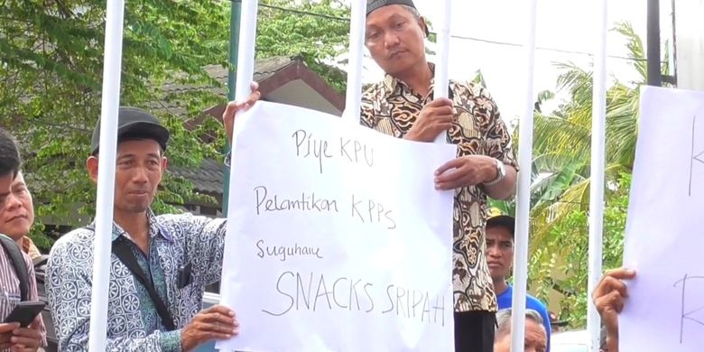 Para anggota KPPS datangi Kantor KPU Sleman buntut dari snack saat pelantikan yang dinilai tidak layak. Mereka datang dengan membawa berbagai tulisan.