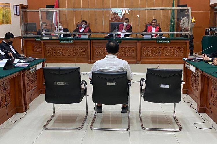 Kompol Kasranto mendengarkan pembacaan tuntutan dari jaksa penuntut umum di PN Jakarta Barat, Senin (27/3/2023). 
