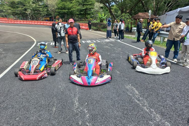 Para peserta tengah mencoba gokart listrik sebelum ajang Electric Karting Race 2023 di Sirkuit Electric Vehicle (EV) PUPR Bandung, 15-17 Desember 2023.