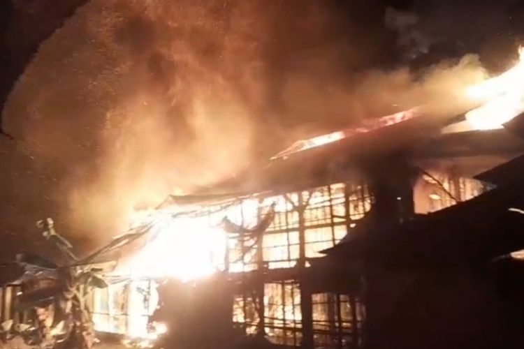 Kandang Ayam Broiler 2 Lantai di Kuningan Terbakar Hebat, Puluhan Ribu Ekor Mati, Rugikan Rp 479 Juta