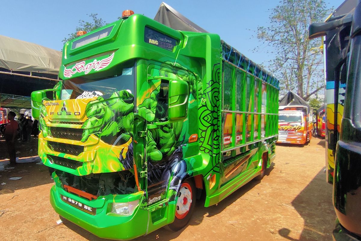 Truk Canter modifikasi tema Hulk