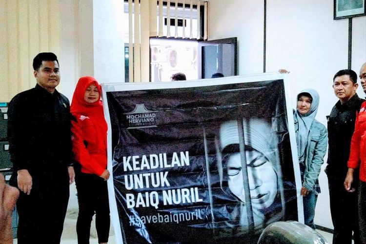 MHF saat memberi spanduk dukungan untuk Baiq Nuril kepada Fraksi PDI Perjuangan. KOMPAS.Com/SLAMET PRIYATIN
