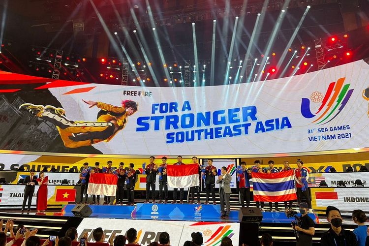 Tim nasional Esports Indonesia merayakan keberhasilan meraih medali emas dan perak di nomor pertandingan Free Fire dalam ajang SEA Games 2021 Vietnam, Minggu (15/5/2022).