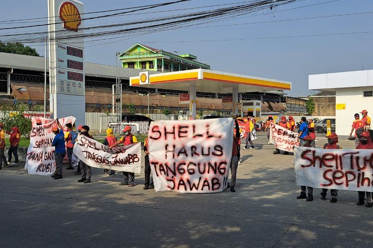 Karyawan Shell Indonesia di Kota Medan saat berunjuk rasa di SPBU Shell di Jalan Sisingamangaraja Medan, Rabu (1/5/2024)