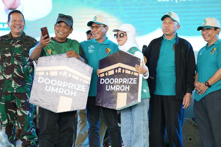 Penyerahan doorprize oleh Bupati Bandung Dadang Supriatna.