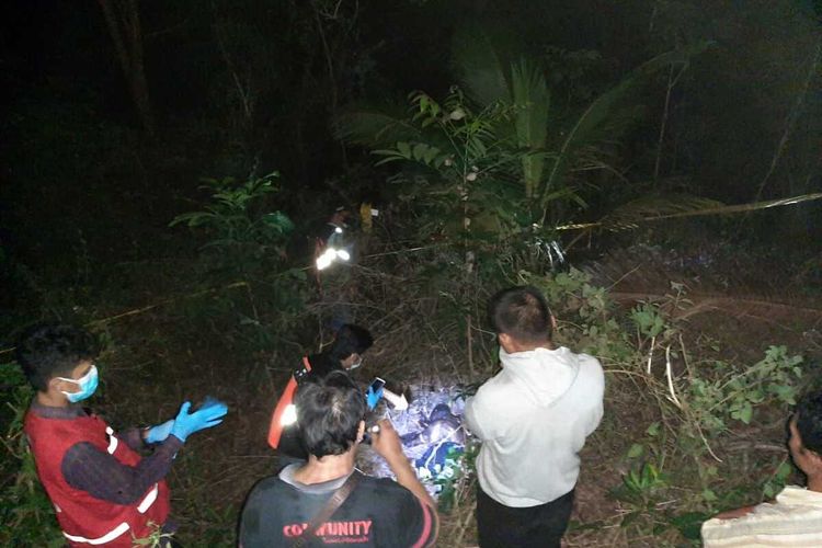 Proses evakuasi jenazah membusuk di sebuah kebun di Pedukuhan Suruhan, Kalurahan Karangsari, Kapanewon Pengasih, Kulon Progo, DI Yogyakarta.